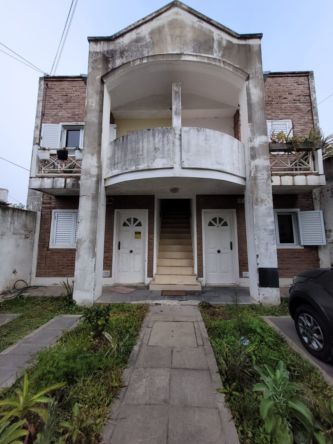 Departamento en planta alta con doble balcón