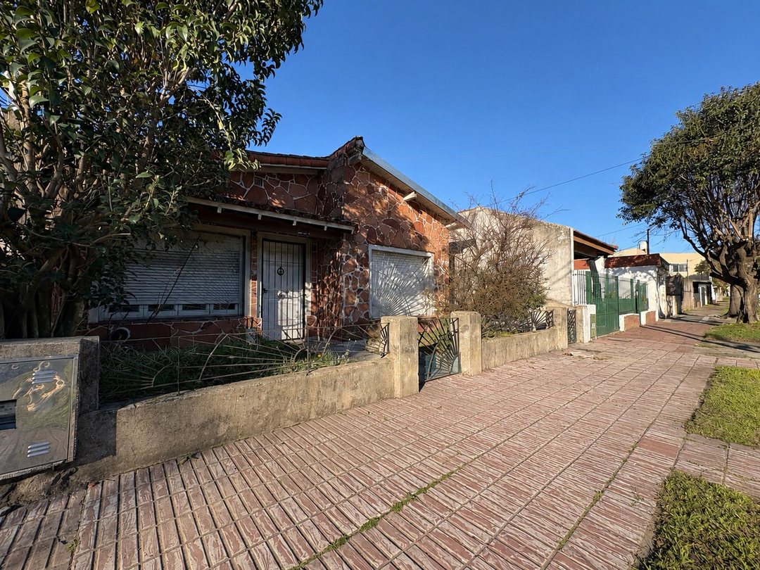 CASA EN VENTA 3 AMB C/GALPÓN Y LAVADERO J. MARMOL
