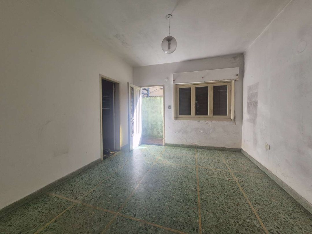 PH INTERNO  4 AMBIENTES A REFACCIONAR CON TERRENO.