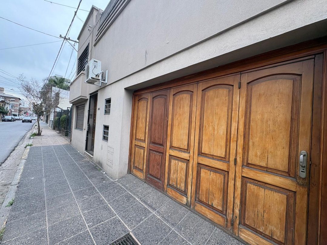 CASA ZONA CENTRO CON COCHERA , PATIO Y PISCINA