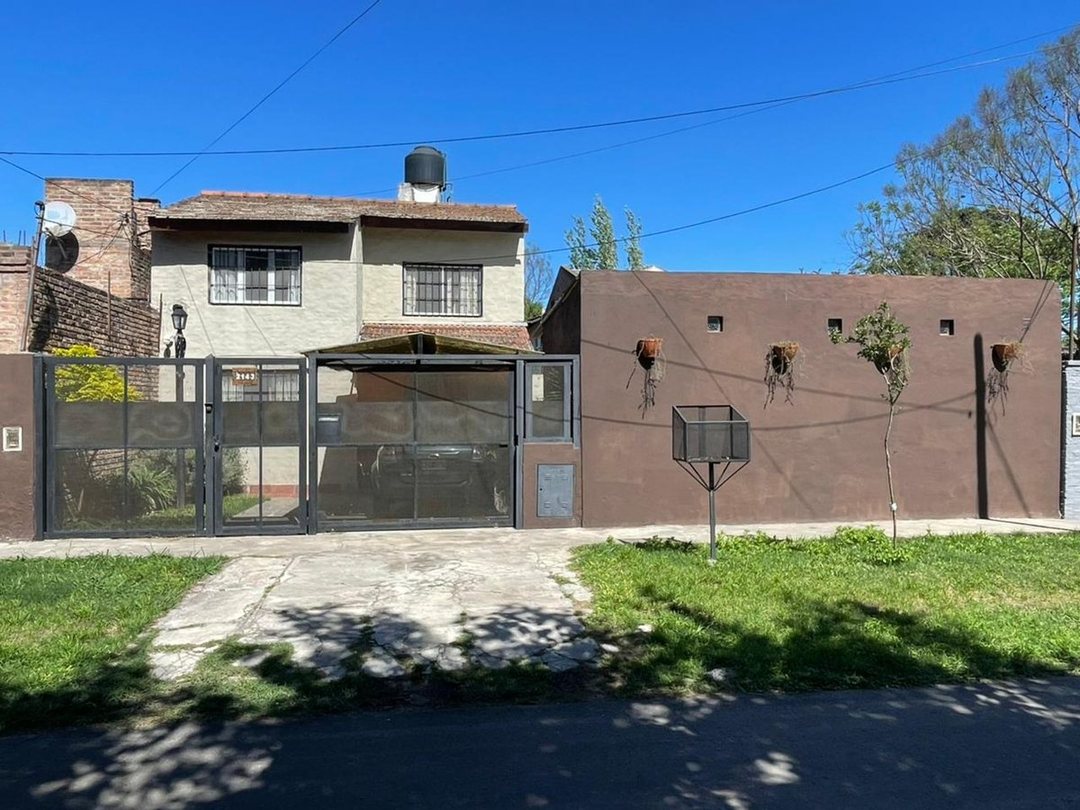 VENTA CASA 3 AMB. - JARDIN Y COCHERA - BELLA VISTA