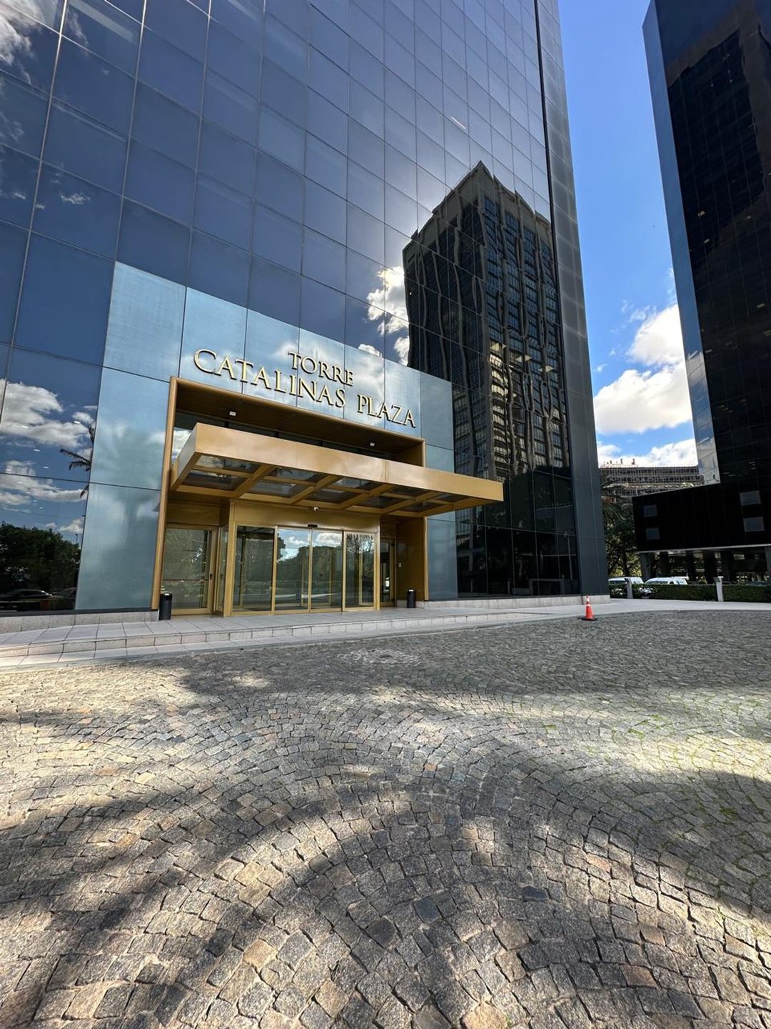 OFICINA EN VENTA TORRE CATALINAS PLAZA PISO 10