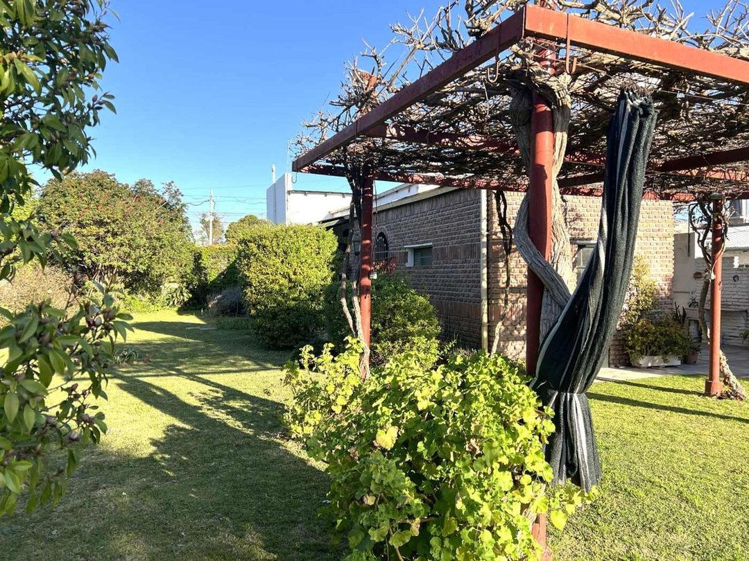 Casa 3 ambientes con pileta en venta en Platanos
