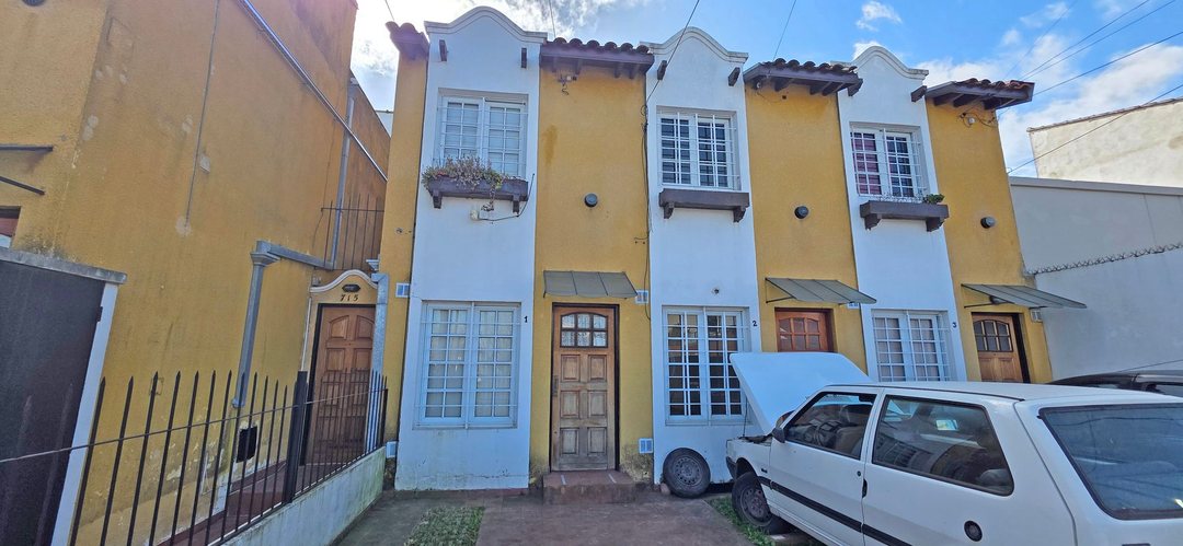 VENTA DUPLEX DE TRES AMBIENTES Y COCHERA EN BERNAL