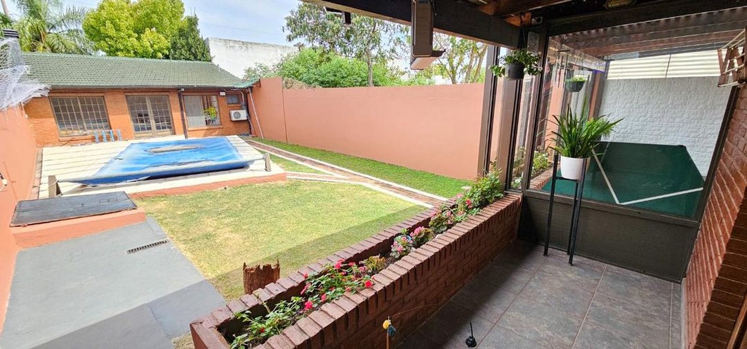 CASA VENTA 4 AMBIENTES BERNAL OESTE PILETA QUINCHO