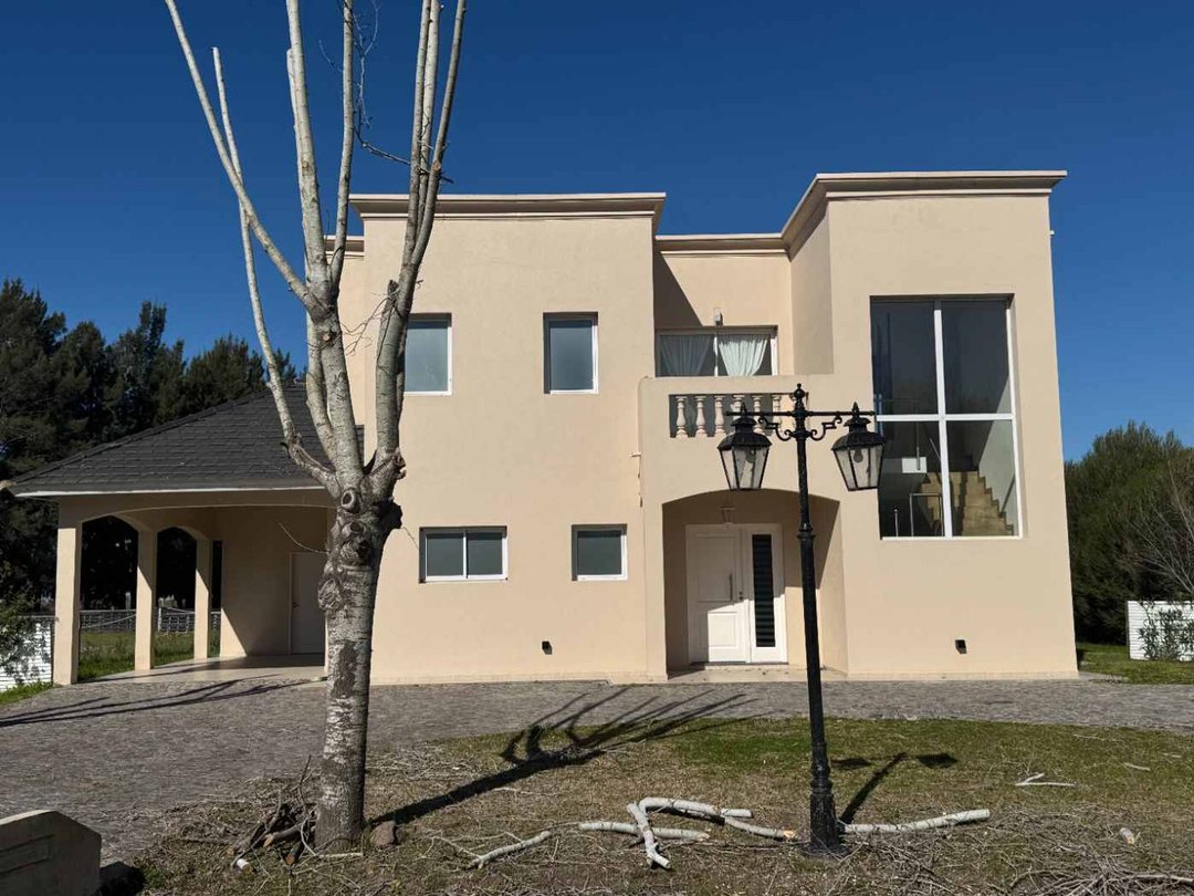 Casa a la venta en HARAS DEL SUR con PILETA