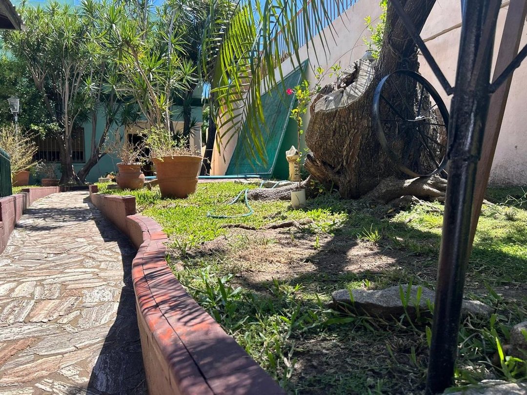 CASA CON JARDIN Y PILETA +DEPARTAMENTO- EXCELENTE