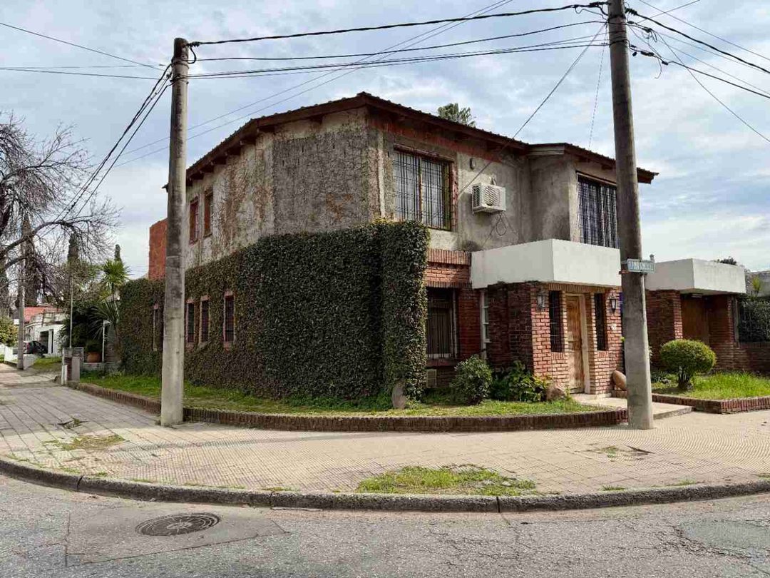 CASA + DEPTO A REFACCIONAR PARQUE VELEZ SARSFIELD