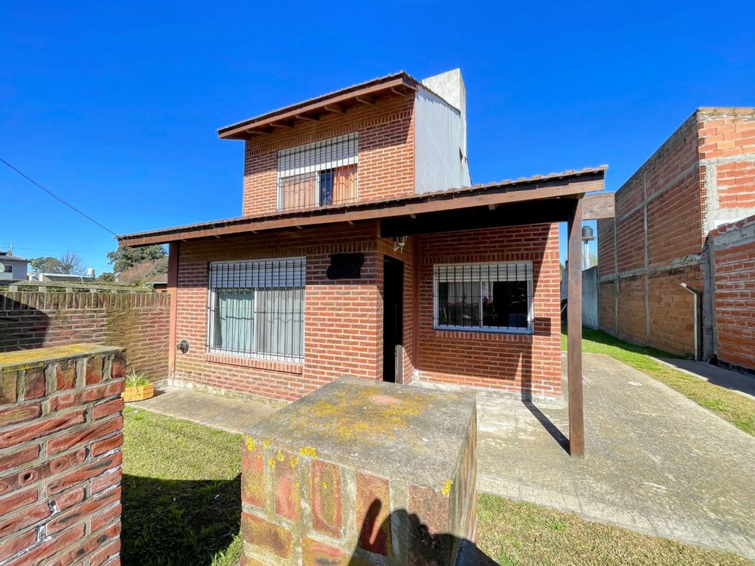 VENTA CASA 4 AMBIENTES CON PARQUE SANTA CLARA