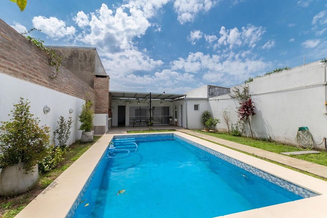 Galpón al frente - Propiedad con piscina al fondo,