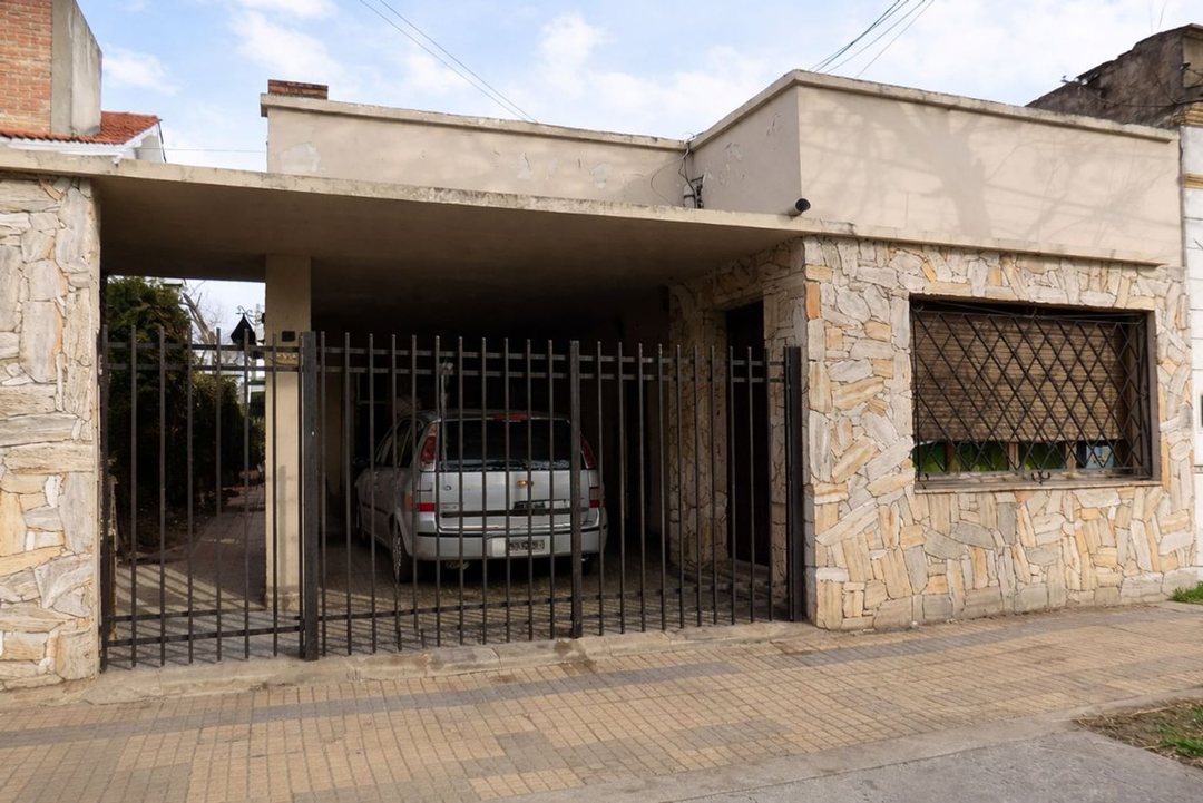 Venta Casa más departamento - Hurlingham - Centro