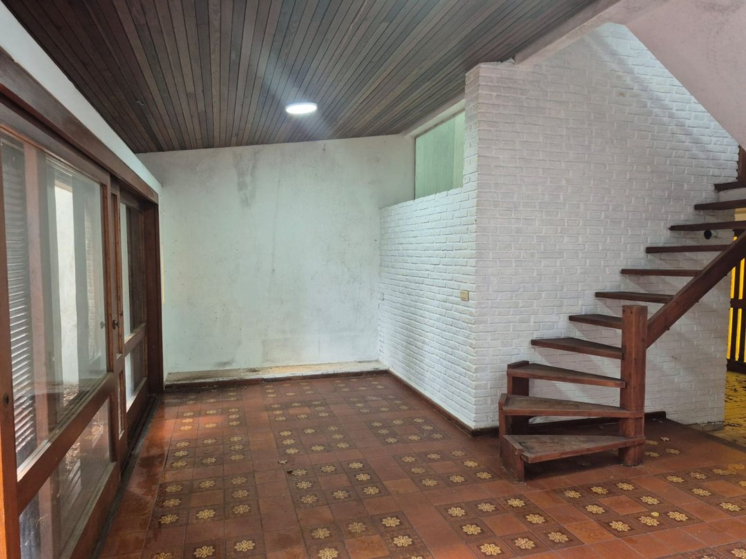 ALQUILER CASA DE TRES DORMITORIOS Y COCHERA