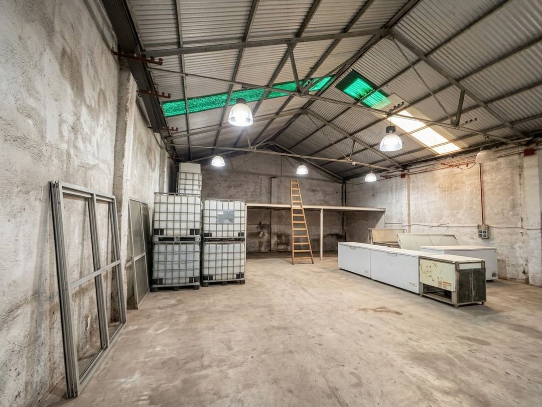 Venta Galpón industrial con entrepiso 168m2 cubier