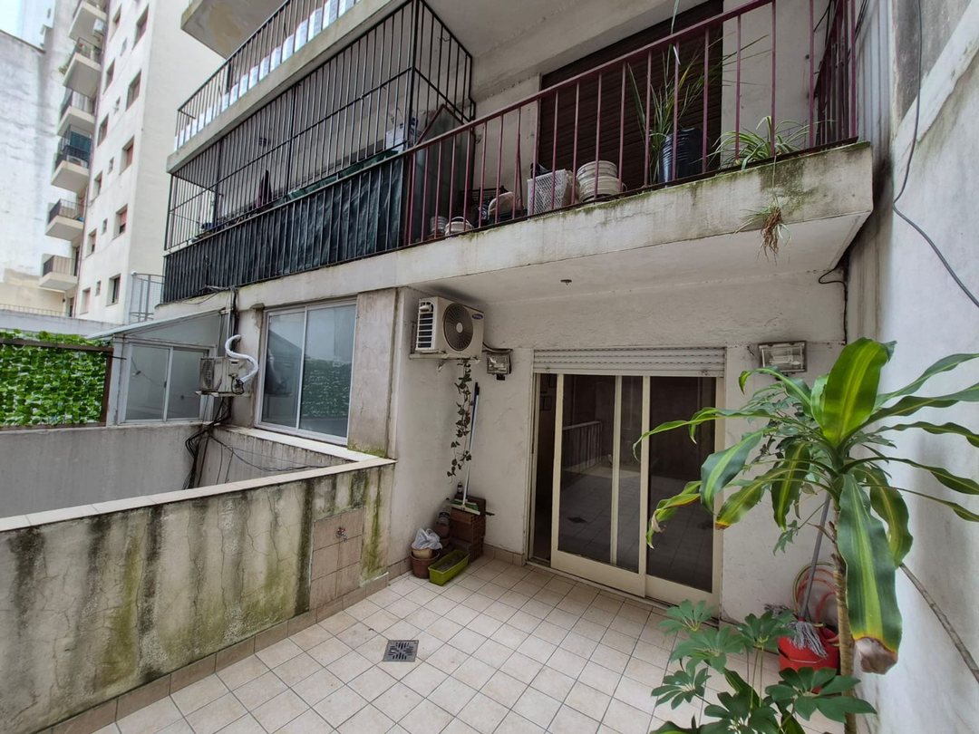 Venta departamento 2 ambientes con patio Caballito