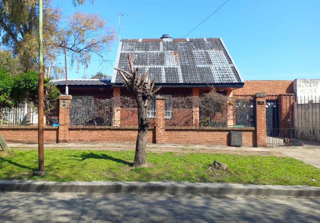 CASA 3 AMBIENTES COCHERA Y JARDIN VENTA BURZACO