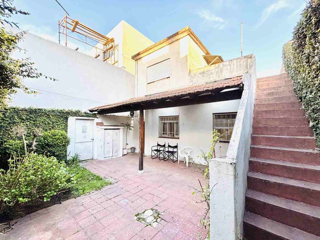 VENTA PH 3 AMB EN CASEROS CON COCHERA Y JARDIN