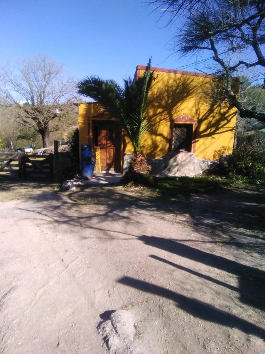 CASA A RECICLAR CON GRAN TERRENO EN TANTI