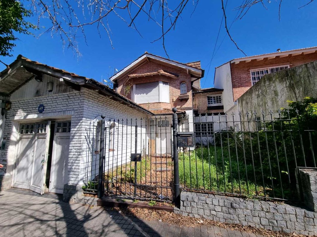 CASA EN VENTA OLIVOS VTE LOPEZ  JARDIN Y PILETA