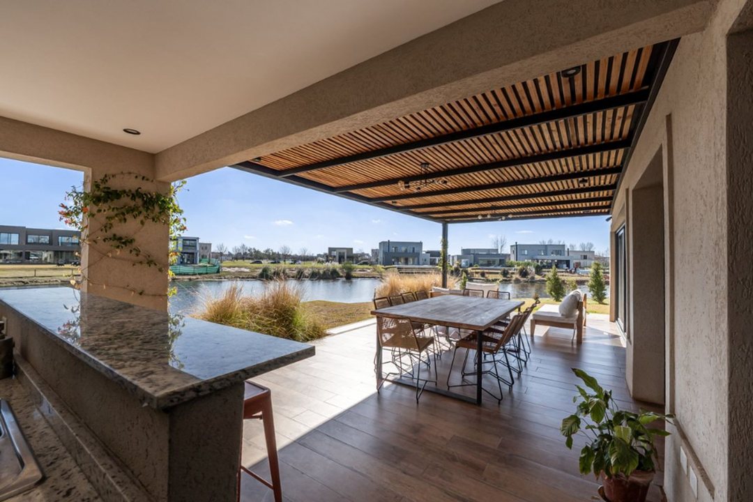 Venta-Casa 5 Amb. Vista a Laguna–El Naudir Escobar