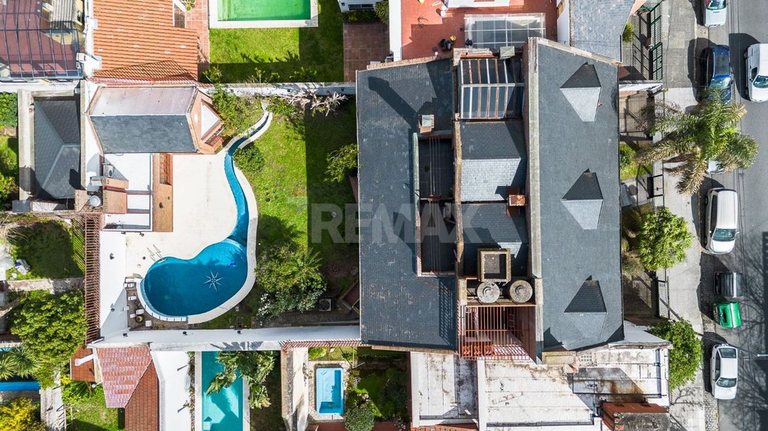 VENTA CASA DOBLE FRENTE con PARQUE en DEVOTO