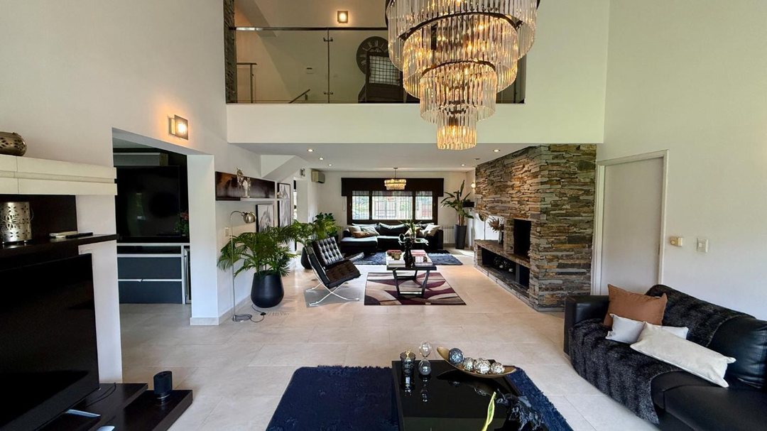 CASA EN VENTA EN ADROGUE CON PILETA