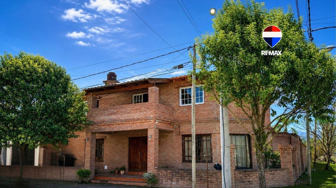 CASA ESQUINA EN SA LUIS CON GRAN PATIO Y PILETA.