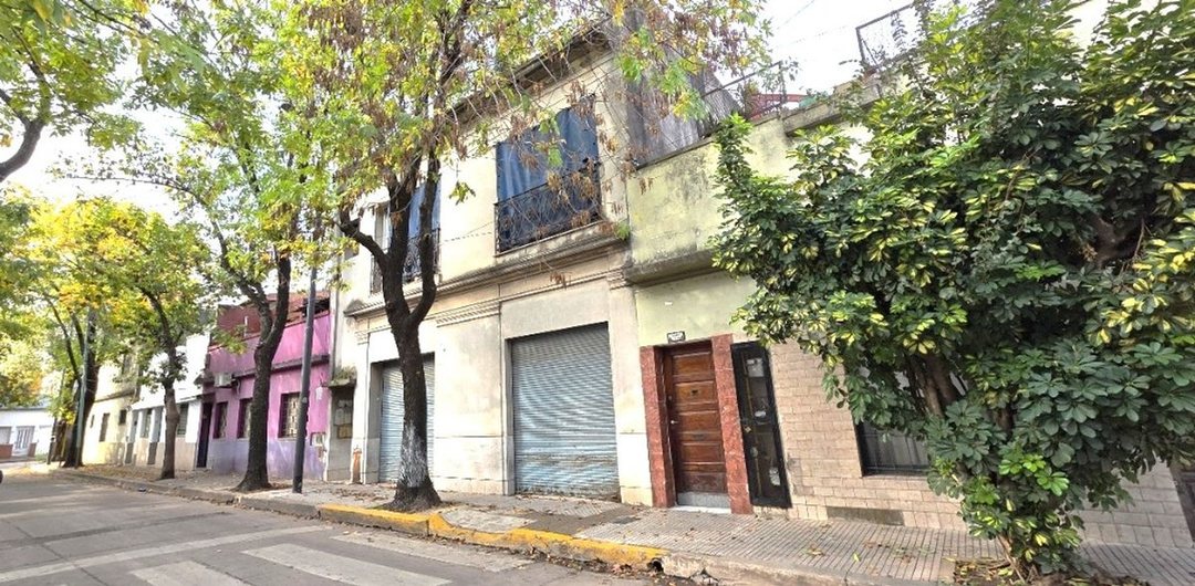 CASA 8 AMB EN BLOQUE/COCH/GALPÓN. VENTA. BARRACAS