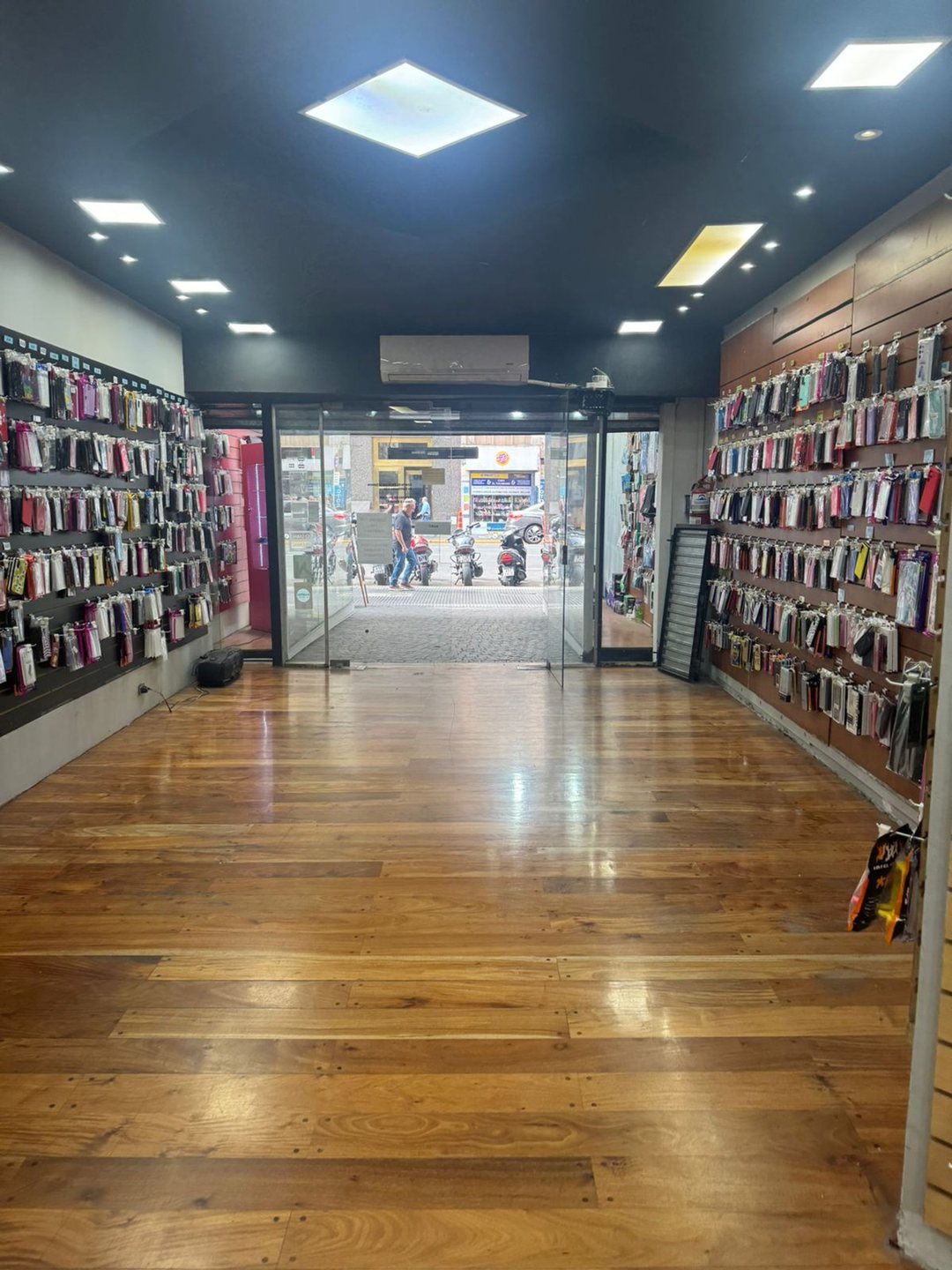 VENTA LOCAL COMERCIAL EN SAN NICOLÁS CON SÓTANO