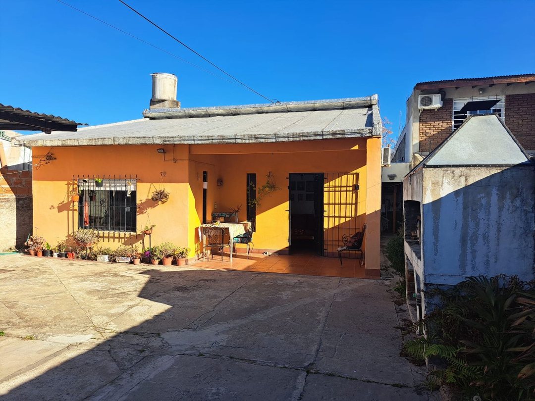CASA 3 AMB EN VENTA EN CASTELAR CON GRAN TERRENO