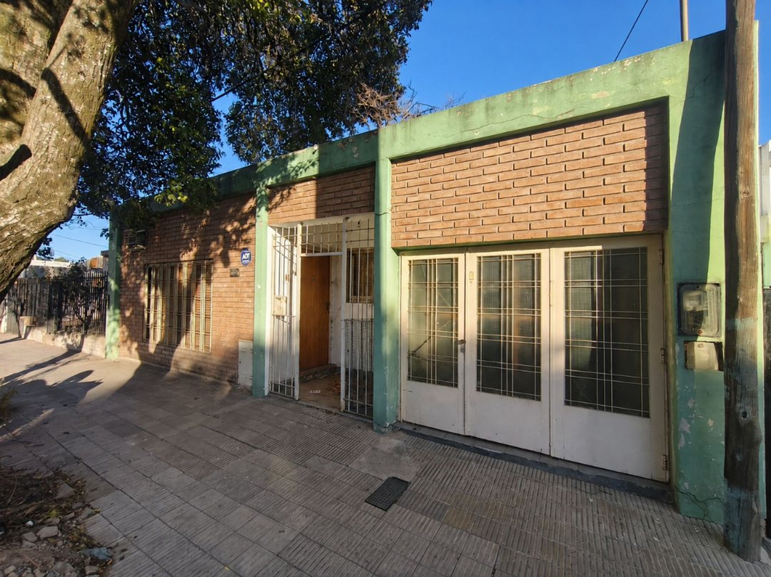 CASA MÁS DPTO A REFACCIONAR BARRIO URQUIZA 3 DORM