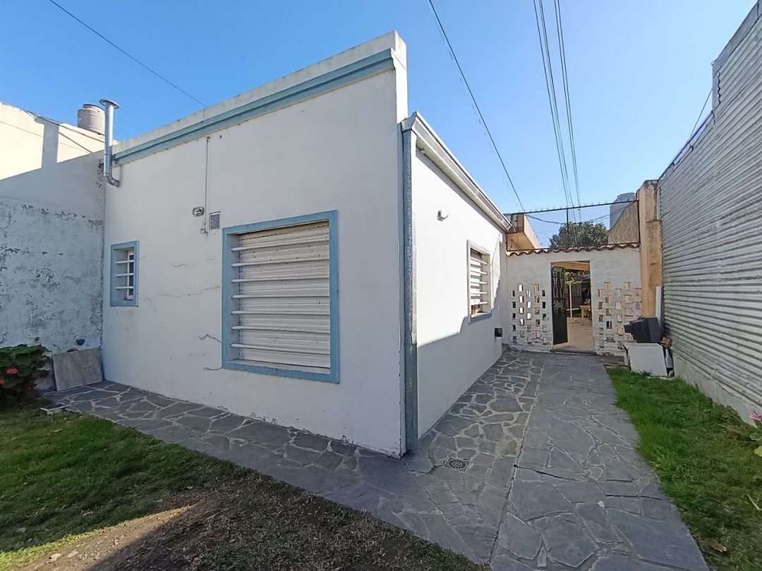 CASA EN VENTA BERISSO 2 DORMITORIOS + DEPARTAMENTO