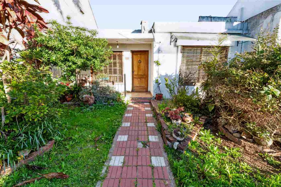 casa 4 ambientes en venta en Quilmes con cochera