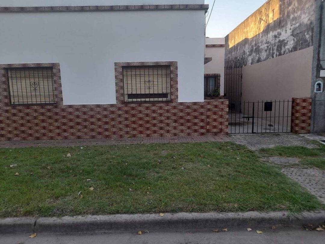 CASA DE 4 AMBIENTE C/COCHERA,PATIO Y GRAN TERRAZA