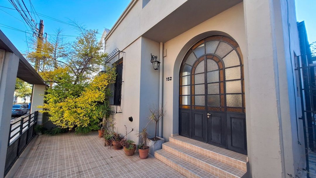 Casa de estilo, 3 dormitorios, apta crédito