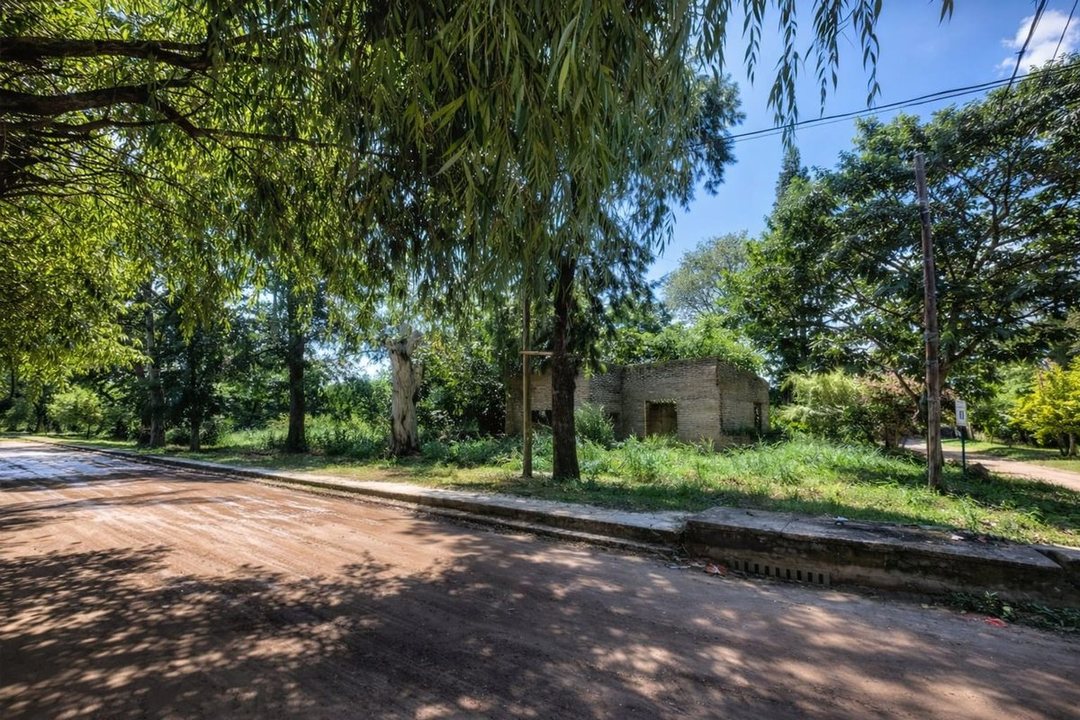 Terreno de 1747m2, a 100 mts de RP1