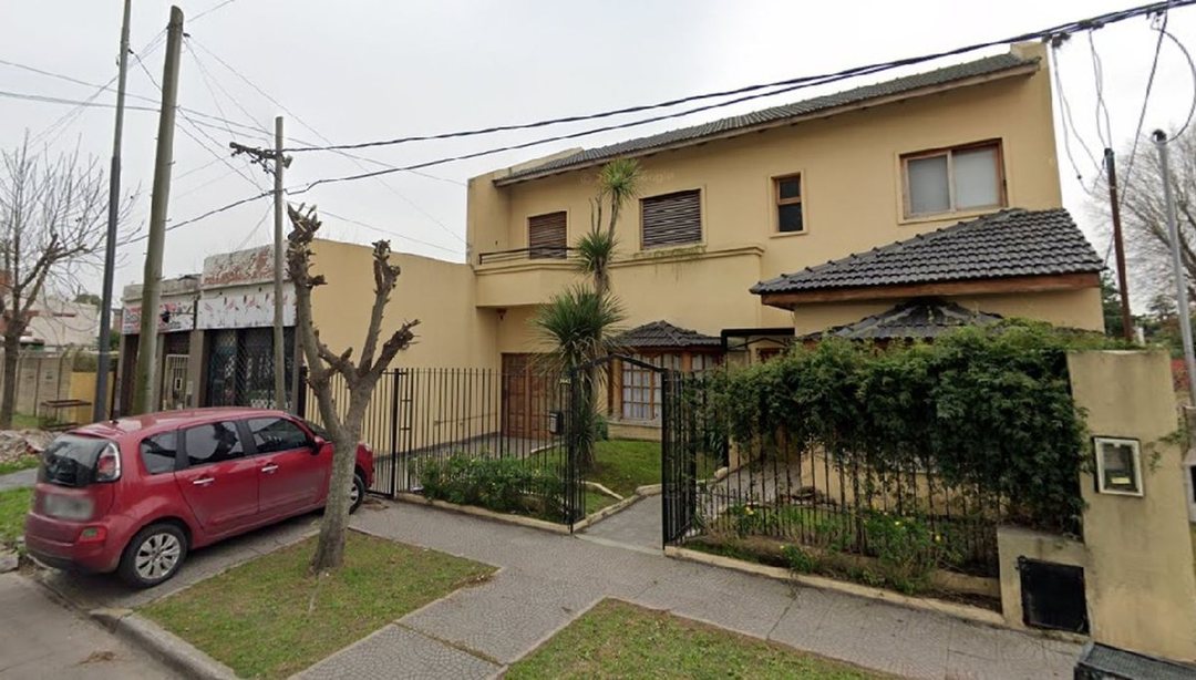 CASA EN VENTA GONNET 4 DORMITORIOS GARAGE