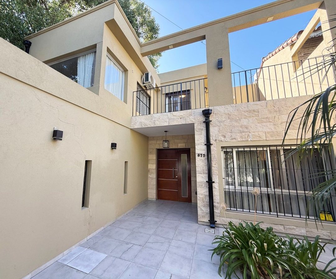 VENTA CASA 5 AMB.  C/ PILETA EN ITUZAINGO CENTRO