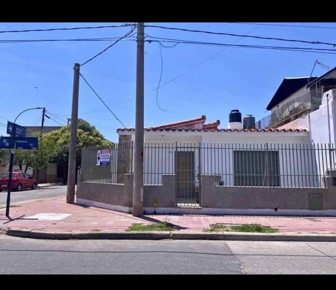 CASA EN VENTA YOFRE 3 DORMITORIOS