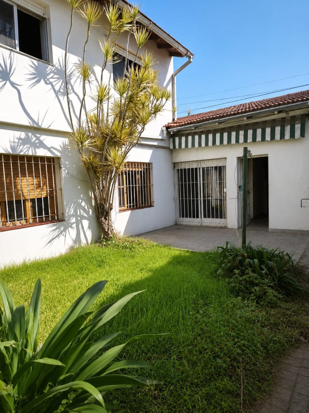 Casa de 5 ambientes con jardín, pileta y quincho