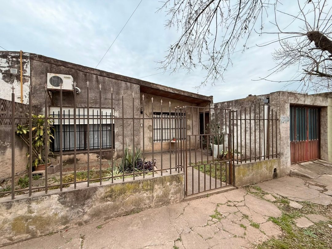 VENDO CASA 2 DORMITORIOS - 9 DE SEPTIEMBRE
