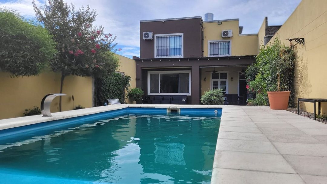 VENTA CASA 4 AMBIENTES EN BANFIELD, PARQUE, PILETA