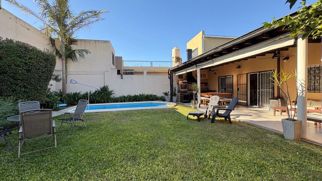 CASA 4 AMB EN VENTA C/PARQUE Y PILETA EN BANFIELD