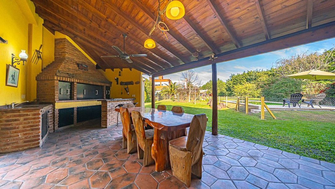 VENTA CASA 4 AMBIENTES BARRIO LAS PERDICES