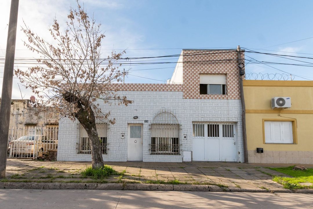 CASA CON DEPARTAMENTO EN PLANTA ALTA