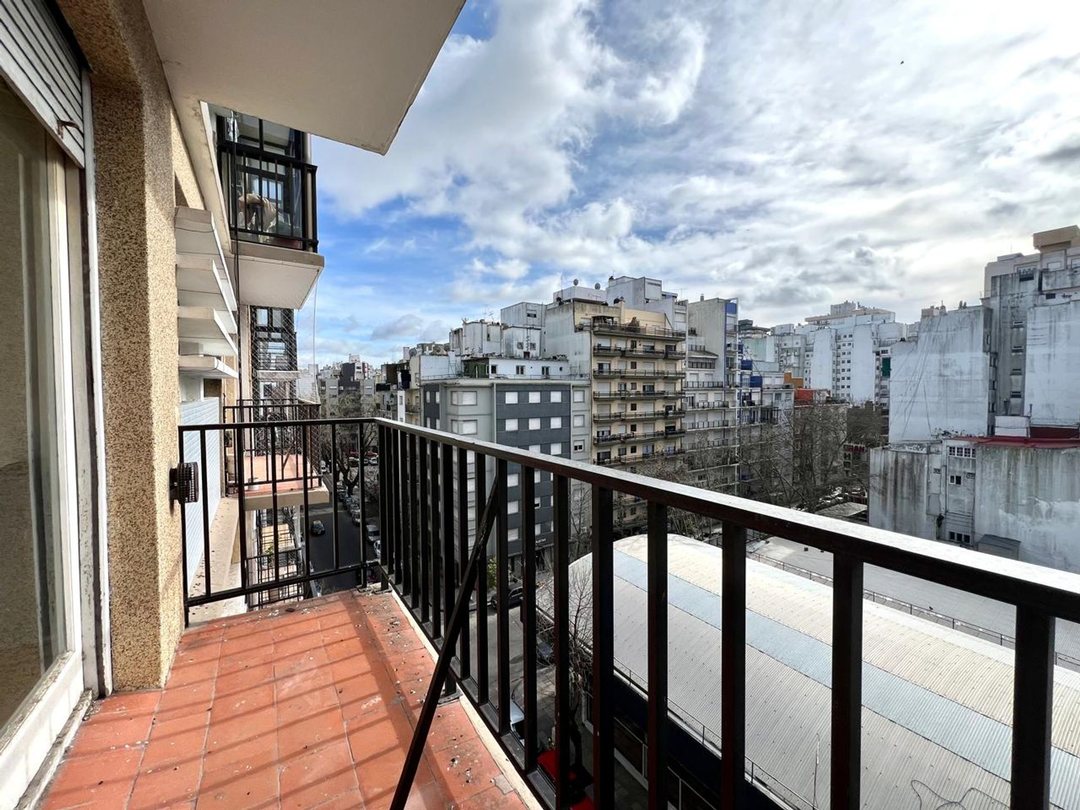 Venta depto 2 ambientes con balcón Plaza Colón