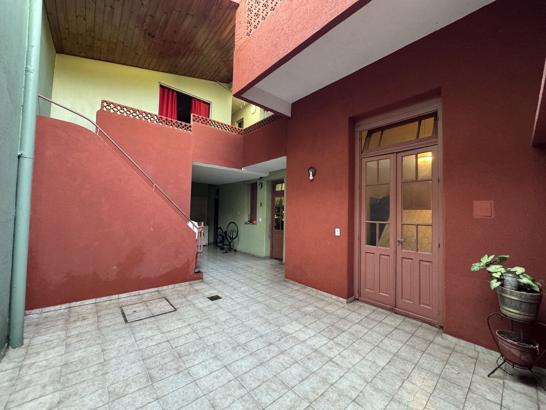 VENTA PH CON ENTRADA INDEP. PATIO Y TER. EN FLORES