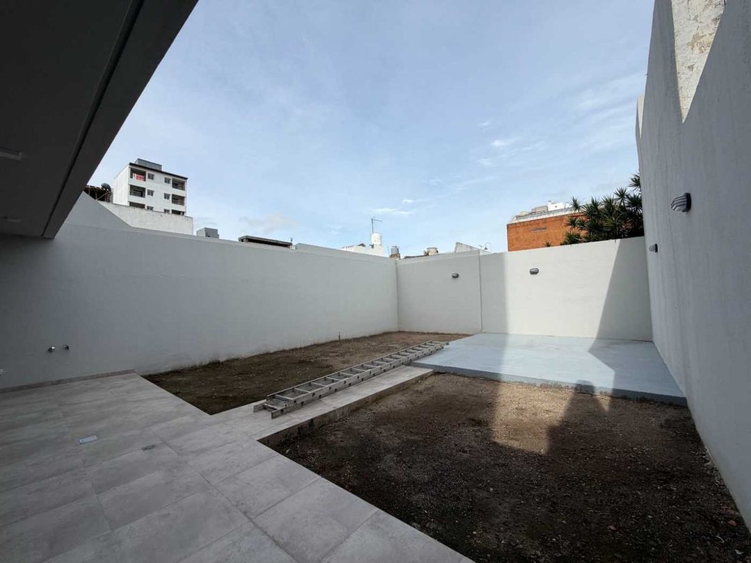 VENTA DEPTO 3 AMB CON GRAN PATIO - EN CASEROS