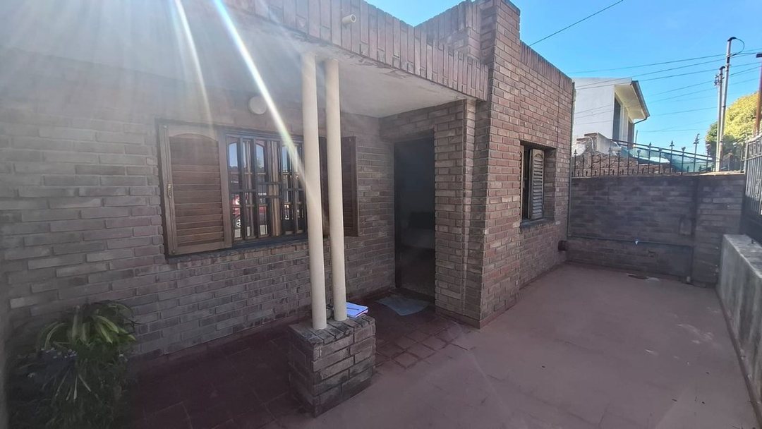Se vende casa 2 dorm en  B° Acosta + Monoambiente