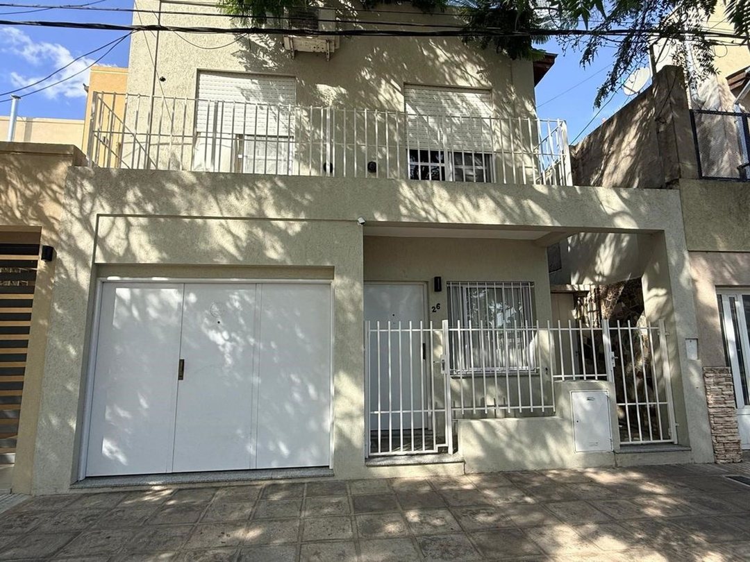 SE VENDE CASA 3 DORMITORIOS. MUY BUEN ESTADO.