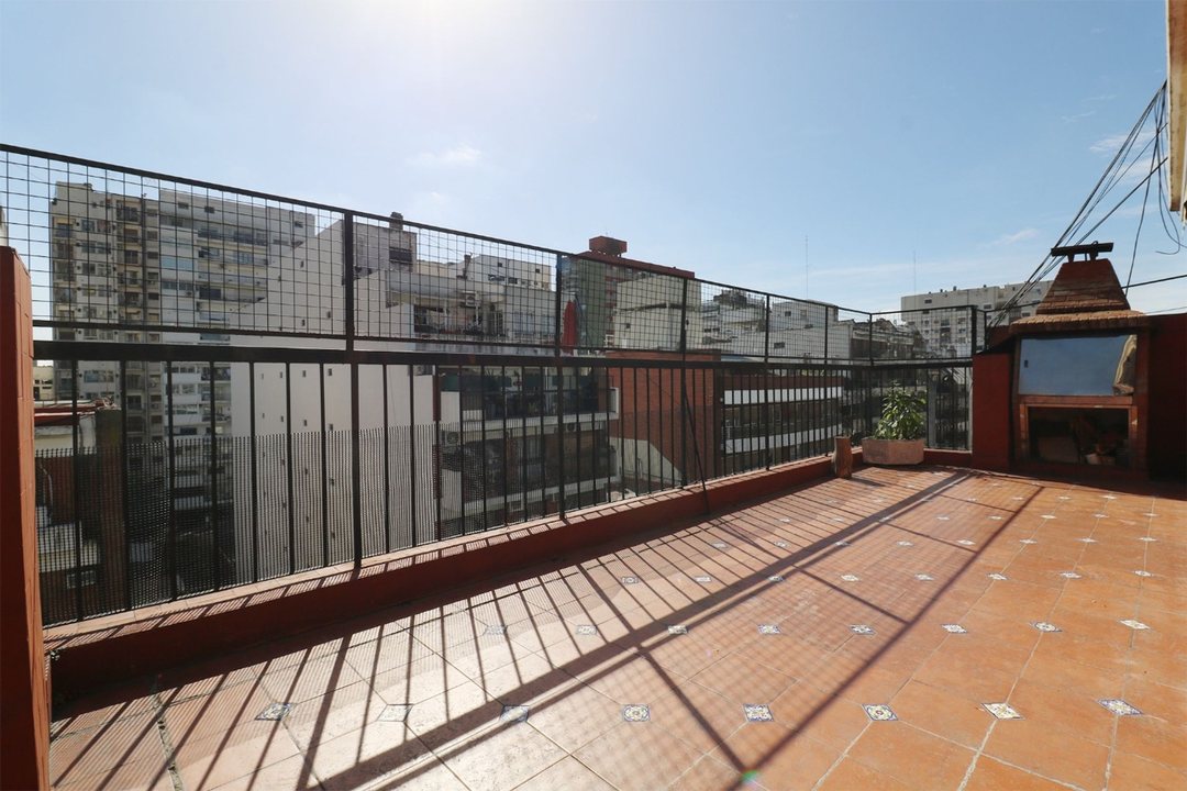 Depto 3 ambientes con balcón aterrazado y cochera